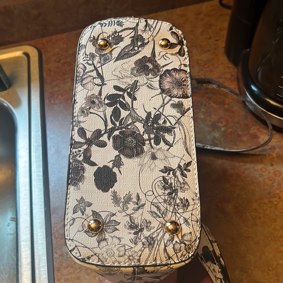 Cute as a button black and white purse! - Picture 6 of 10